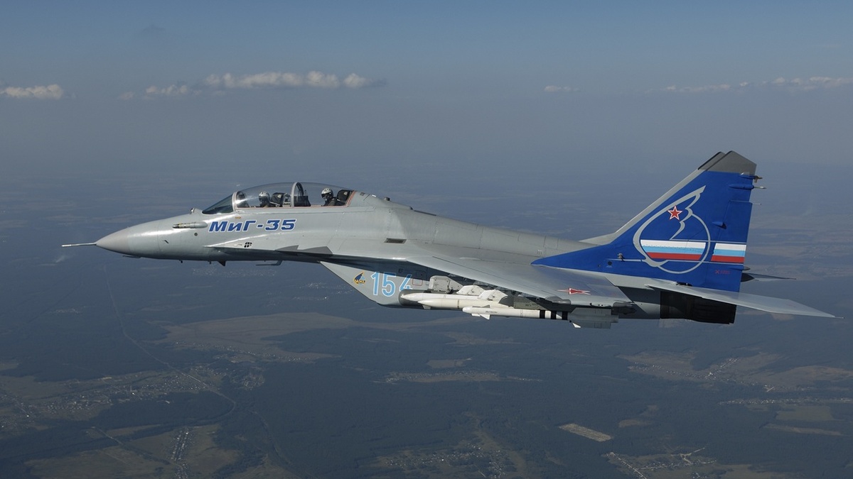 На фотографии: многоцелевой истребитель МиГ-35, способный поражать цели на земле, в воздухе и на море в любую погоду. Источник фото: https://cdn.fishki.net/upload/post/2016/11/01/2123106/mig-35.jpg