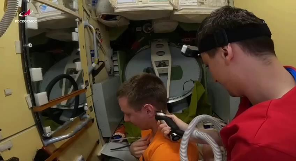 Стрижка на борту МКС – Алексей Зубрицкий подстригает Олега Платонова. Фото: Роскосмос