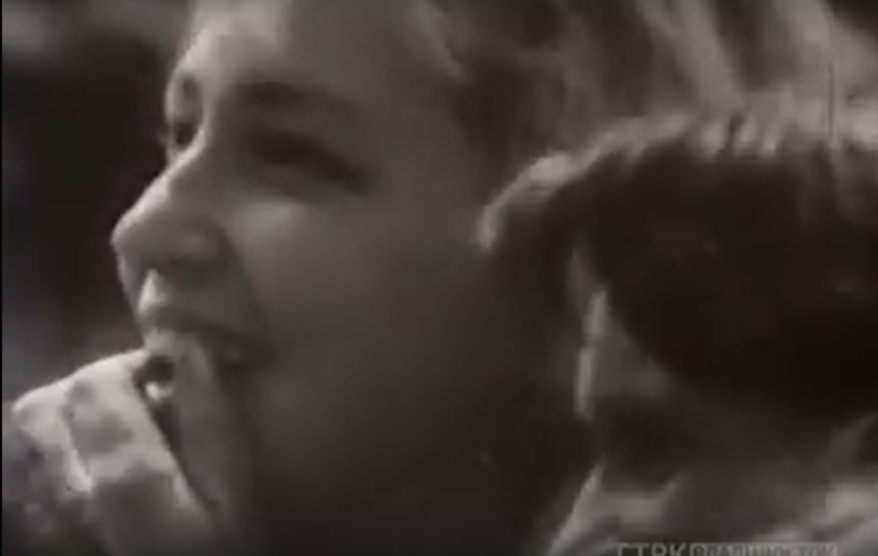 Стоп-кадр из фильма студии «Дальтелефильм» «Полтора часа до объятий» (1969 г.) о встрече китобойной флотилии «Советская Россия» после путины
