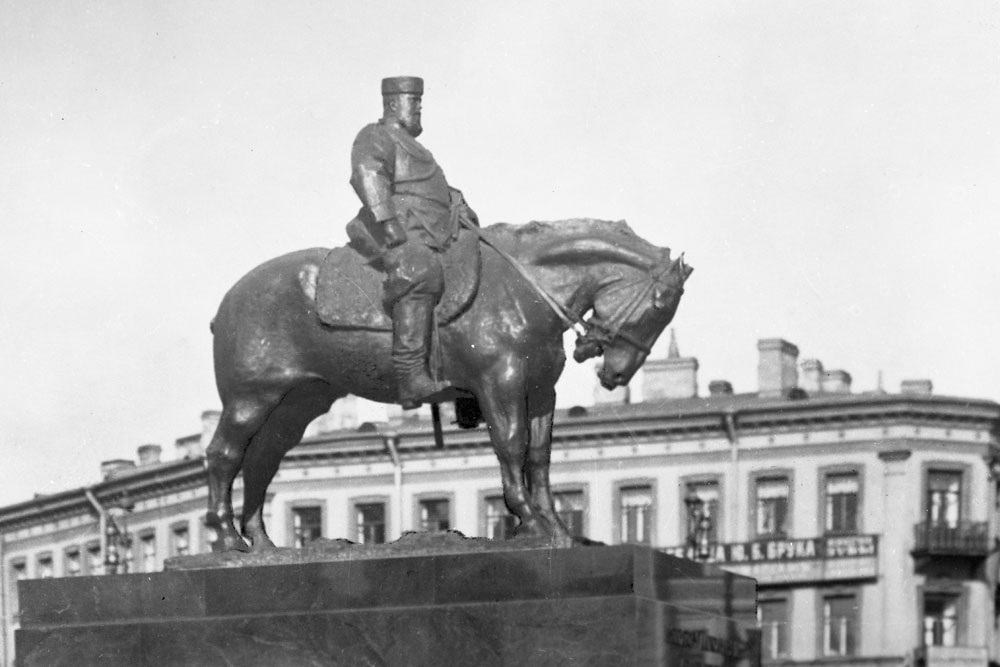 Памятник Царю-Миротворцу на Знаменской площади украшал Санкт-Петербург