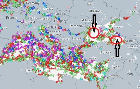 справа - черное море суда ходят краями, слева - средиземное, усыпанное судами