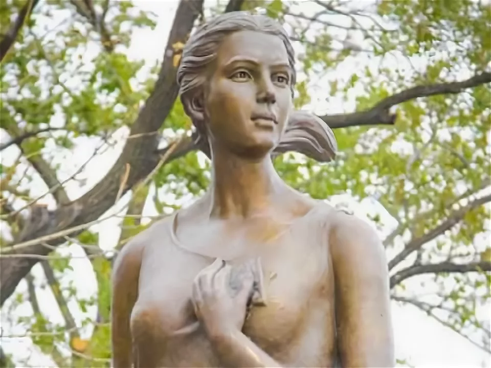 Бронзовая скульптура "Катюши" во владивостокском скверике "Любви и Ожидания", на берегу Амурского залива.