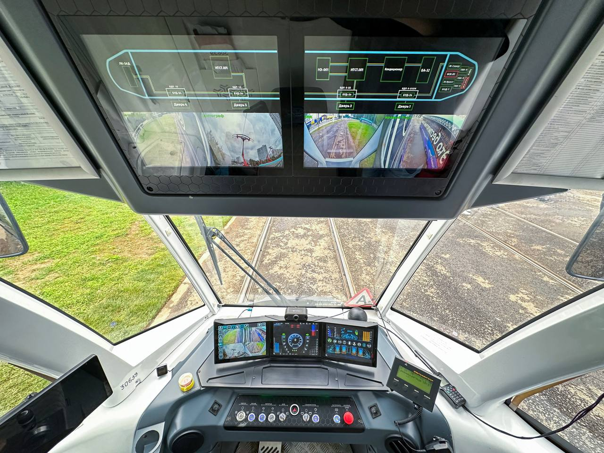 Кабина высокоавтоматизированного трамвая 71-911ЕМ «Львенок» производства ПК ТС в Москве. Источник: Дептранс Москвы