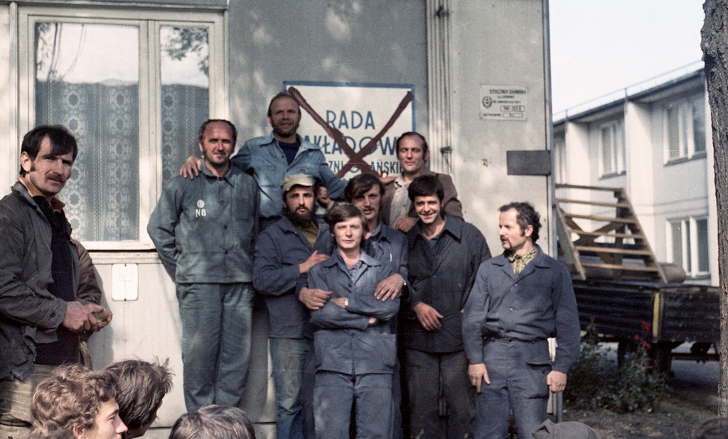  Бастующие рабочие судоверфи им. Ленина, август 1980 года. Табличка с названием официального профсоюза перечёркнута 