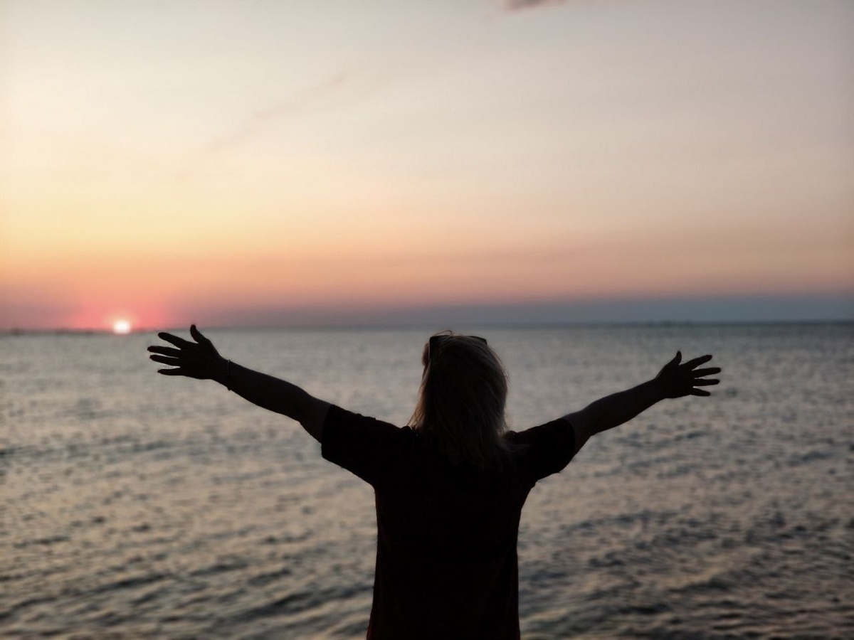 я обнимаю мир, а он обнимает меня в ответ.