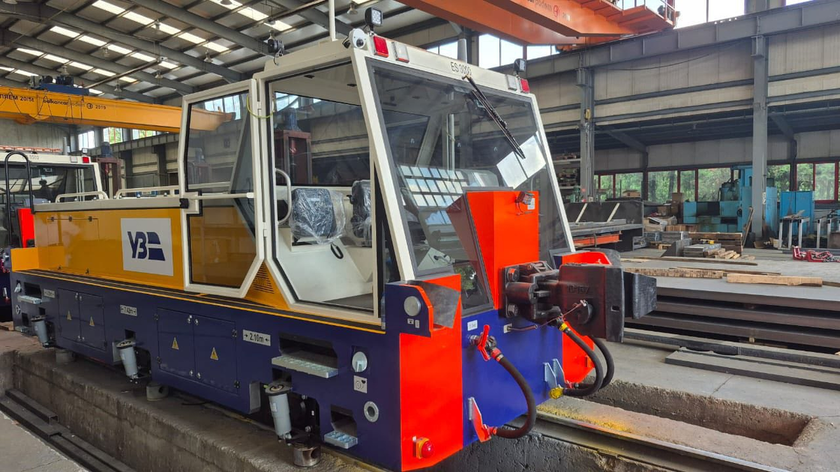 Аккумуляторный локомотив производства Express Service для Украины. Источник: «Укрзализныця»