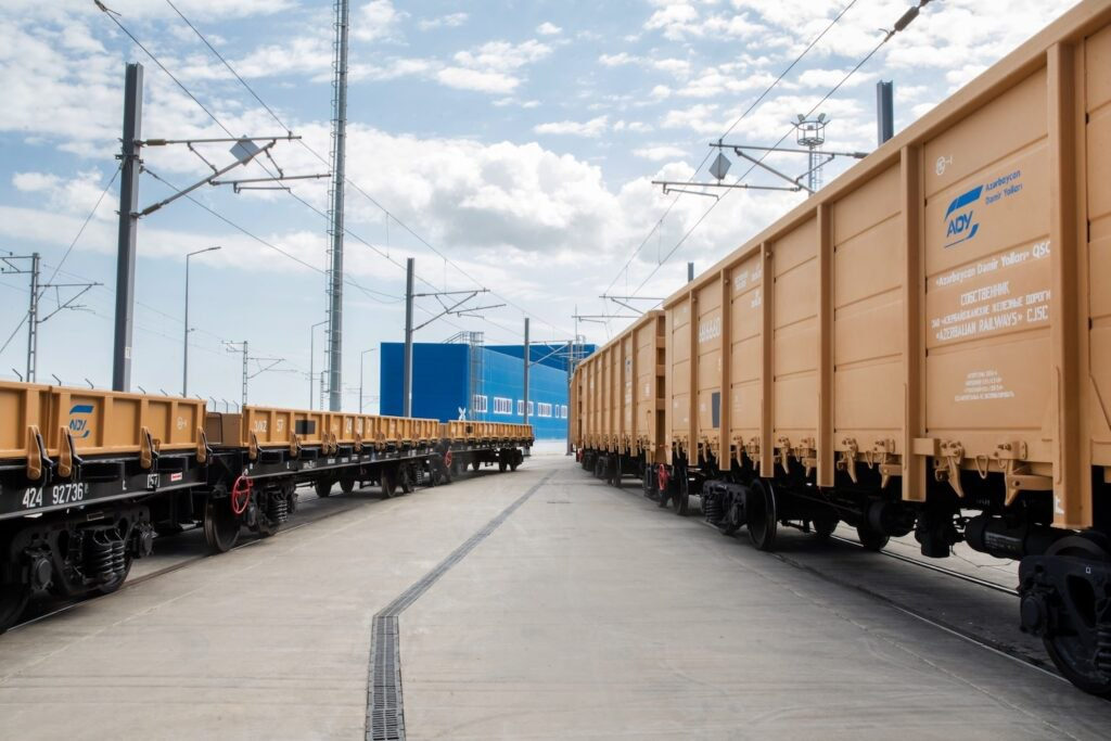 Платформы и полувагоны, поступившие в парк национального перевозчика Азербайджана ADY. Источник: ADY