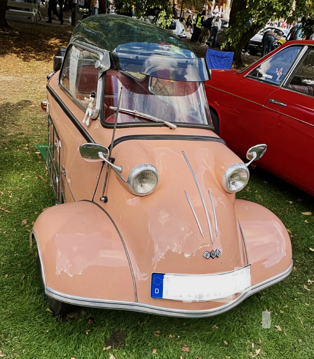 Я знать до сегодня не знала, что существует Гроб Белоснежки. А вы? Это прозвище автомобиля Messerschmitt KR 200. Трехколесный. Этот авто - модель 1955-64гг. Максимальная скорость 85 км/ч.  Машинка-улыбашка. Фото автора.