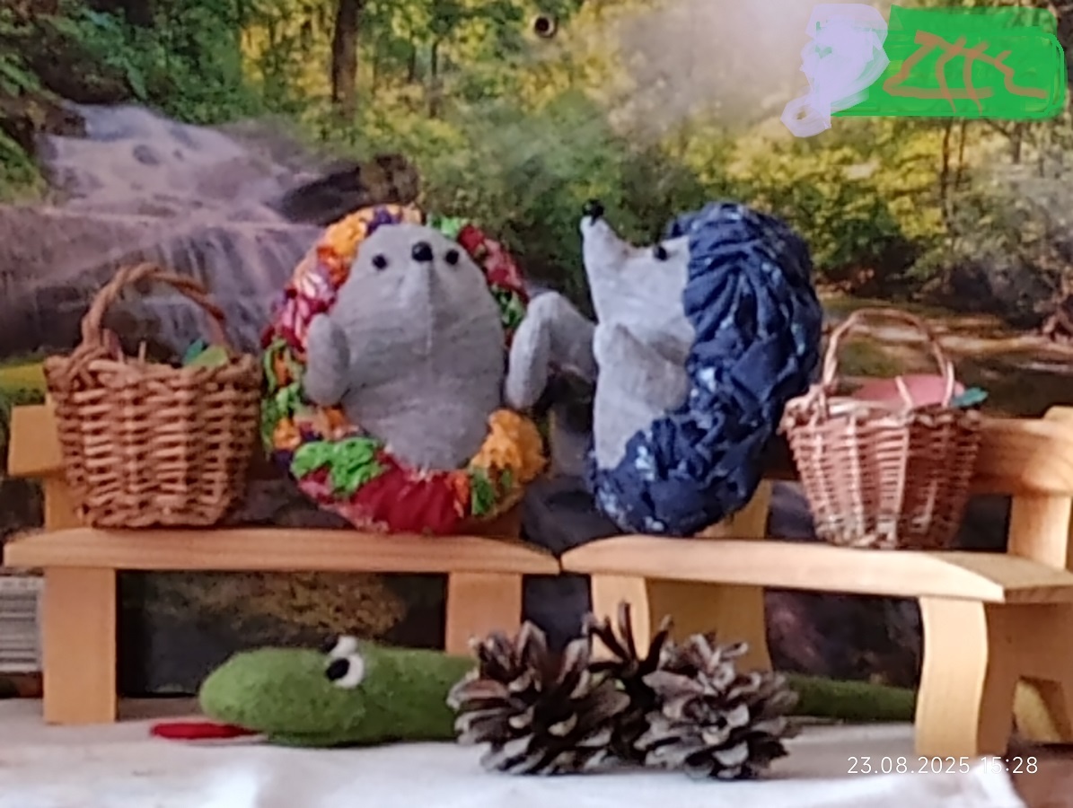 Ёжики у водопада беседуют про грибочки. Вооот такой нашёл... А я нашёл вооооот такой гриб!