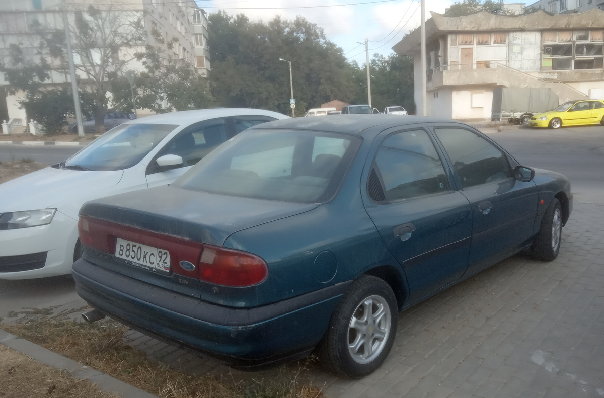 Моя фотка: Ford Mondeo первого поколения на улице Павла Корчагина в Севастополе