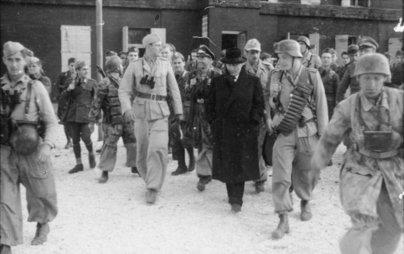 Скорцени и Муссолини на пути из отеля к аэродрому, снимок из Федерального архива Германии