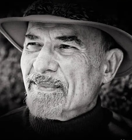 Ирвин Ялом – американский психиатр и психотерапевт,                                                                                             доктор медицины, профессор психиатрии Стэнфордского университета;                                                          известен как автор научно-популярной и художественной литературы.