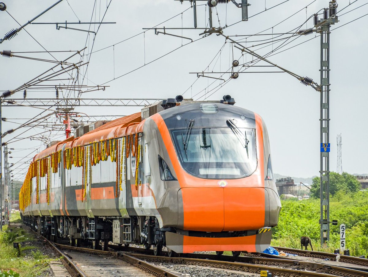 Электропоезд Vande Metro. Источник: DeshGujarat