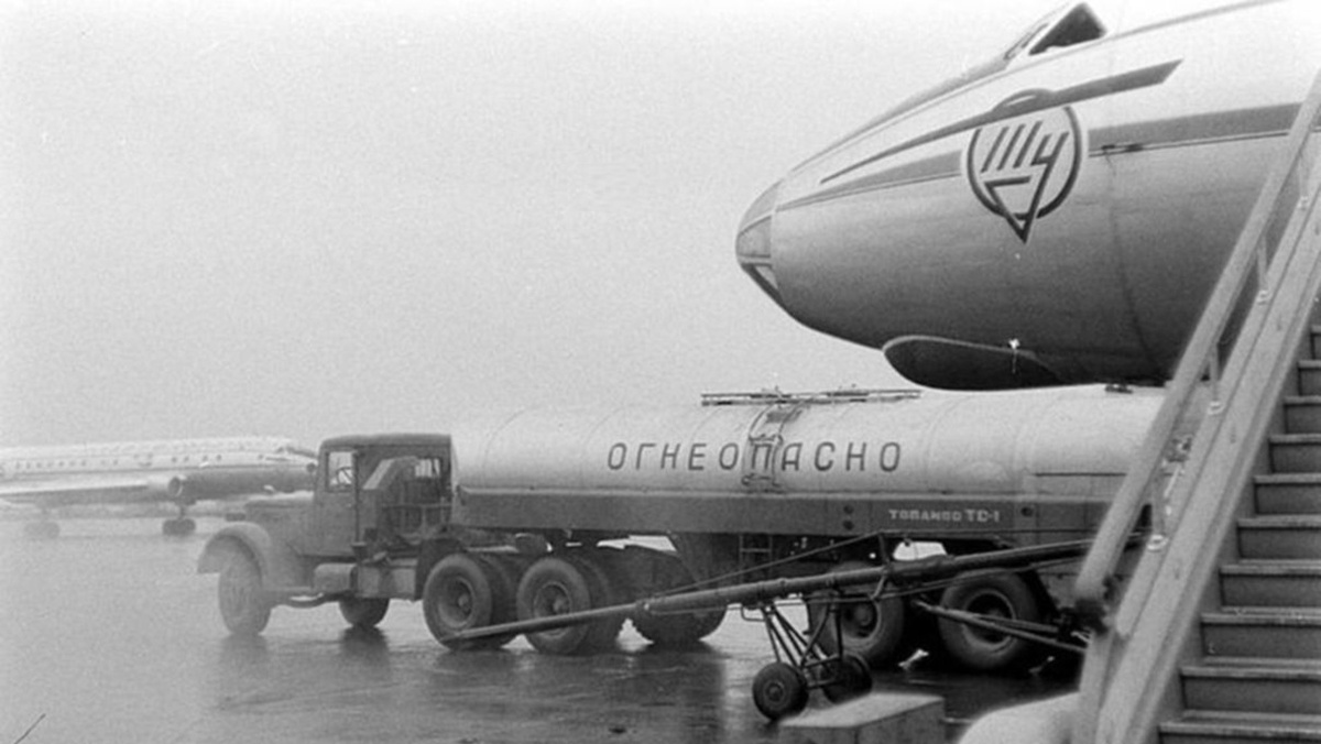 На фотографии: Ту-104 и заправщик. Обратите внимание, насколько заправщик маленький по сравнению с самолетом, а ведь это КрАЗ!!!