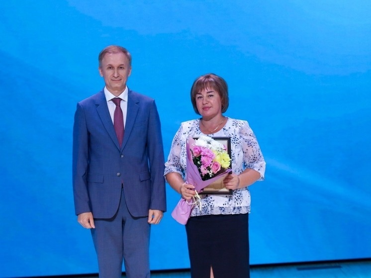     Министр экономического развития Алтайского края Евгений Дешевых вручил Татьяне Кривошеевой диплом социально ответственного работодателя. Фото: Виталий Барабаш