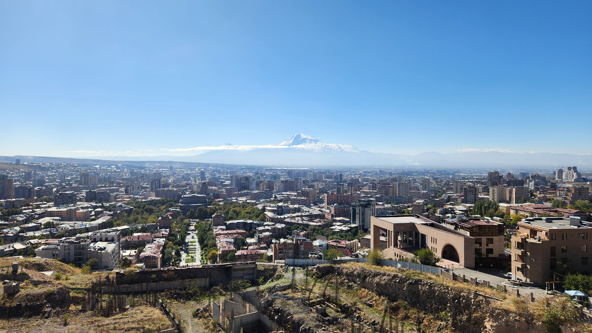 Вид с верхушки Каскада: 40.194138, 44.515764