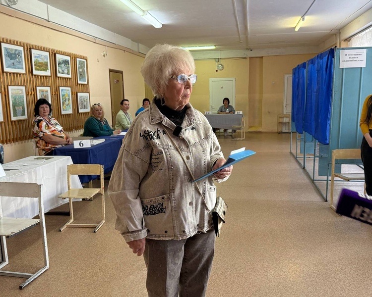     Жительница блокадного Ленинграда проголосовала на выборах губернатора Курской области