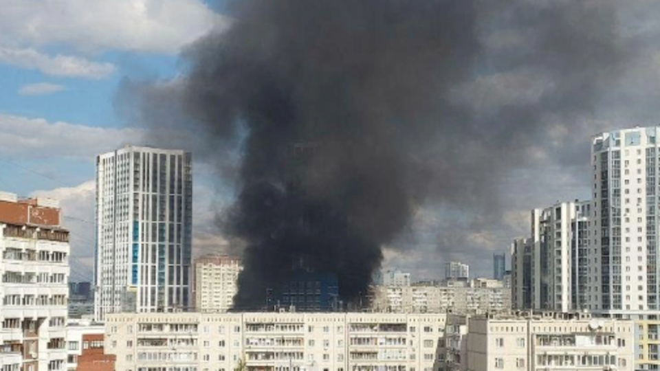     Дым от пожара заволок квартал с новостройками в Екатеринбурге соцсети