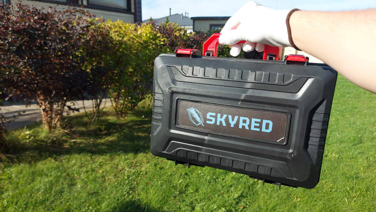 Skyred SR-GD20V — компактная аккумуляторная УШМ, предназначенная для бытового использования. Инструмент оснащен мощным двигателем, обеспечивающим высокую производительность даже при работе с твердыми материалами. Корпус инструмента выполнен из прочного пластика, что обеспечивает долговечность и надежность устройства.