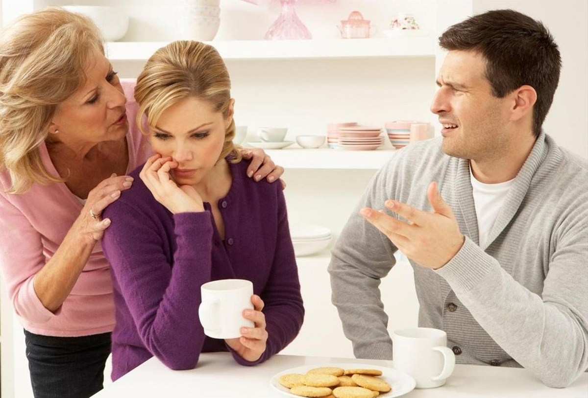 Когда мамин шепот громче общего решения.