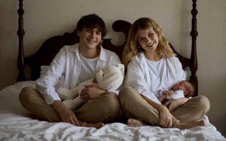 "Над отношениями нужно работать, чтобы сохранить их, ведь, дети вырастут, а нам ____ жить всю жизнь вдвоём."