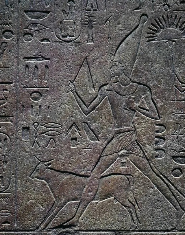 Ритуальный бег царицы Хатшепсут на празднике хеб-сед, XV в. до н.э. Рельеф из Карнака. Источник фото Яндекс-картинки