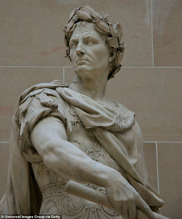 Говорят, что римский диктатор Юлий Цезарь отрастил длинные волосы сзади, а затем зачесал их вперед, чтобы скрыть отступающую линию роста волос.