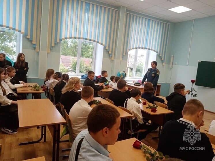     Ребятам рассказали, как спасти себя и близких от трагедии. Фото: пресс-служба МЧС по Новгородской области