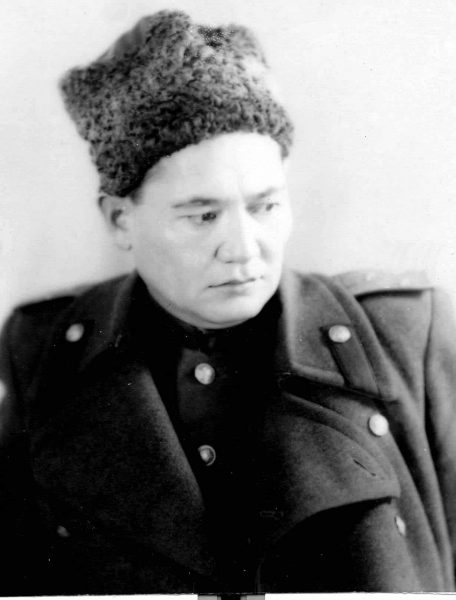 Бауыржан (Бауржан) Момышулы (24 декабря 1910 - 10 июня 1982) - советский офицер, участник Великой Отечественной войны, Герой Советского Союза (1990, посмертно), панфиловец, писатель. Полковник (1943). bakcharlib.ru