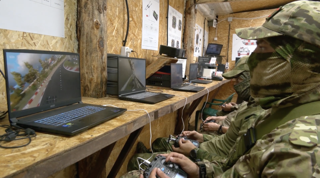 Операторы FPV проходят обучение на симуляторе, Херсон, октябрь 2024 года