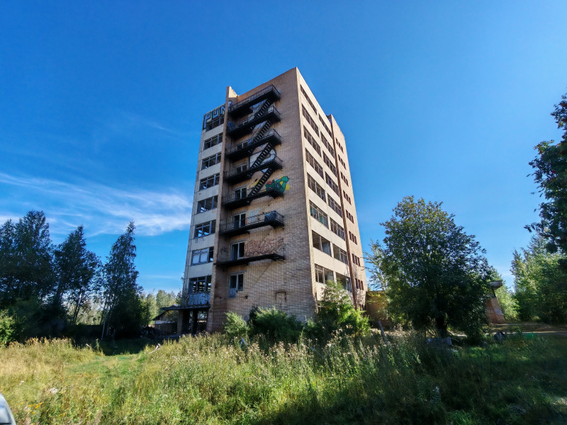    Узнали, что находится внутри самой крупной заброшки Петрозаводскаколлаж из скриншотов Яндекс Карты.