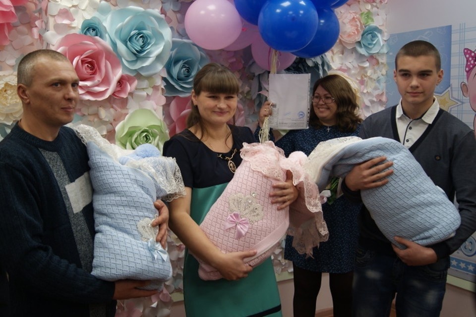 Сын Рома (справа) очень просил у родителей братика или сестричку. Фото: Ольга Гопало. 