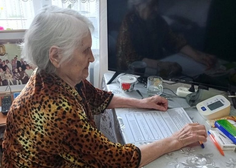    Старейшая жительница Беляевского района проголосовала на дому Оренбуржье