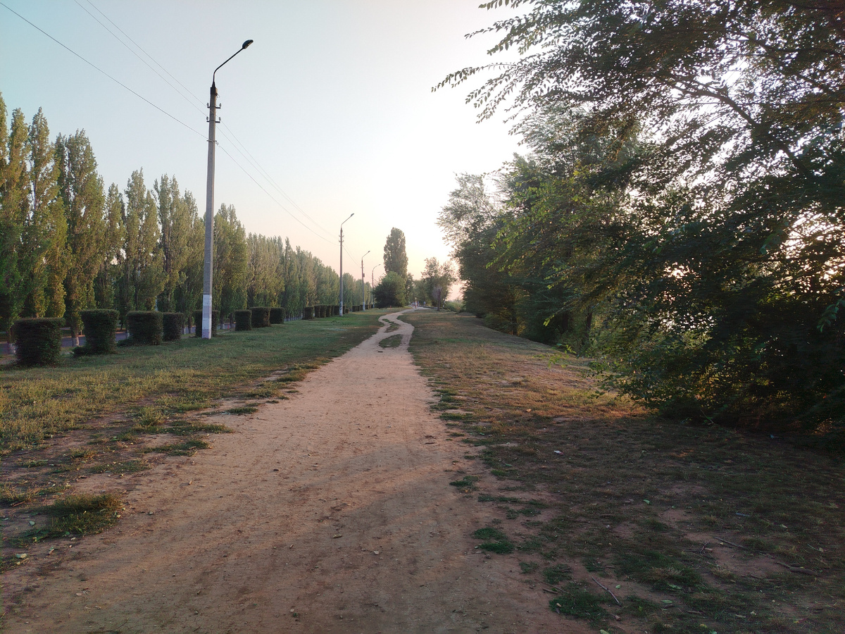 До асфальтовой дороги ведет тропинка