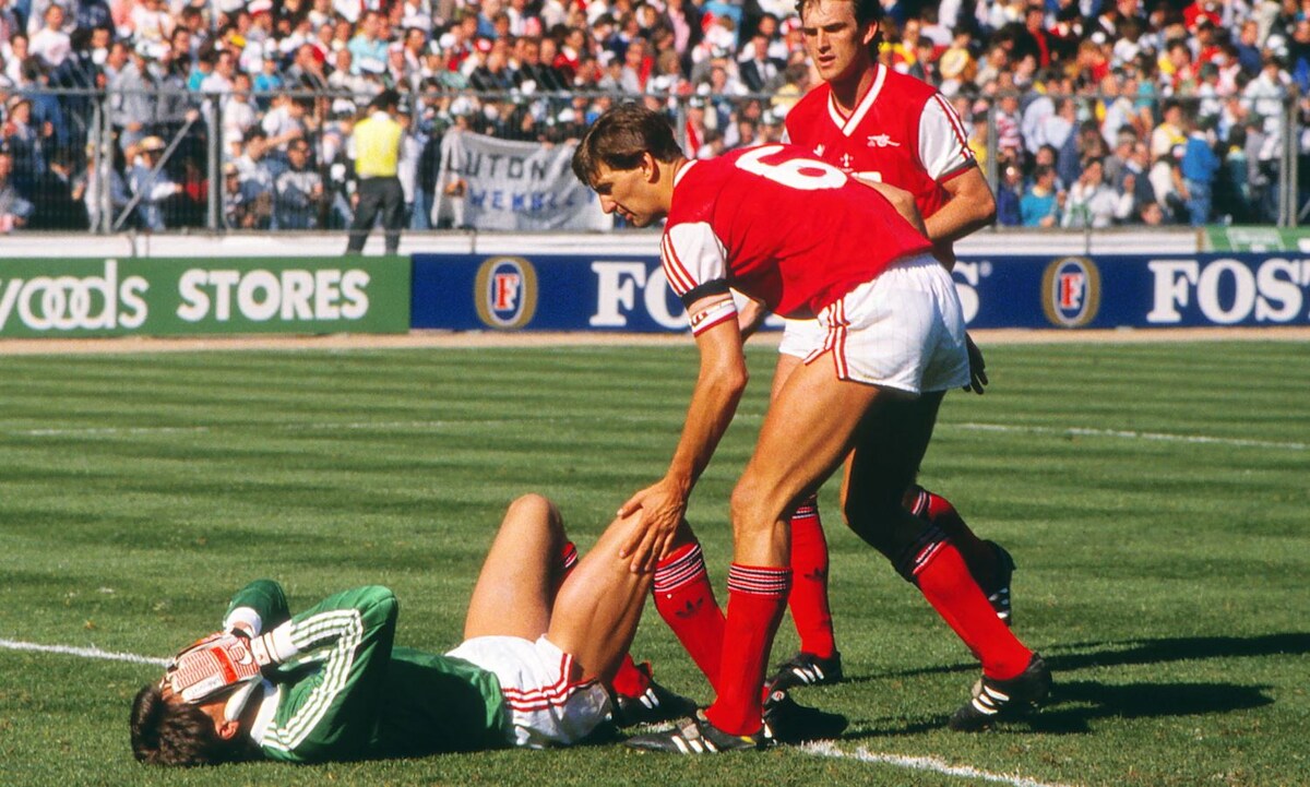 Тони Адамс и Мартин Хейс утешают вратаря Джона Лукича после поражения «Арсенала» от «Лутона» в финале Кубка лиги