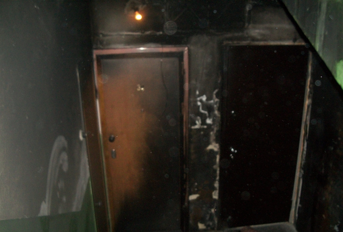 было так. Дверь соседей, из за которых поджигали справа.