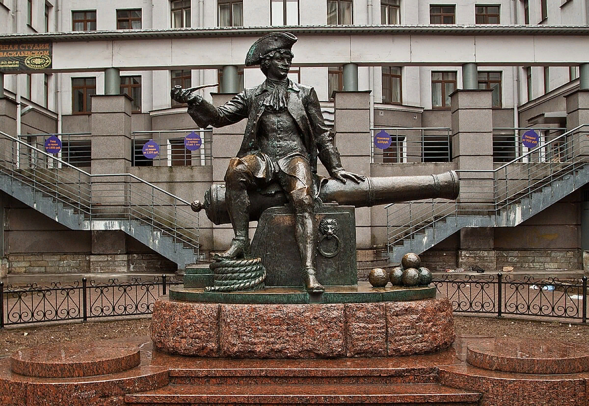 Памятник Василию Кормчину на Андреевском бульваре. Ядра которые вы видите гораздо больше по размеру, чем отверстие в пушке.