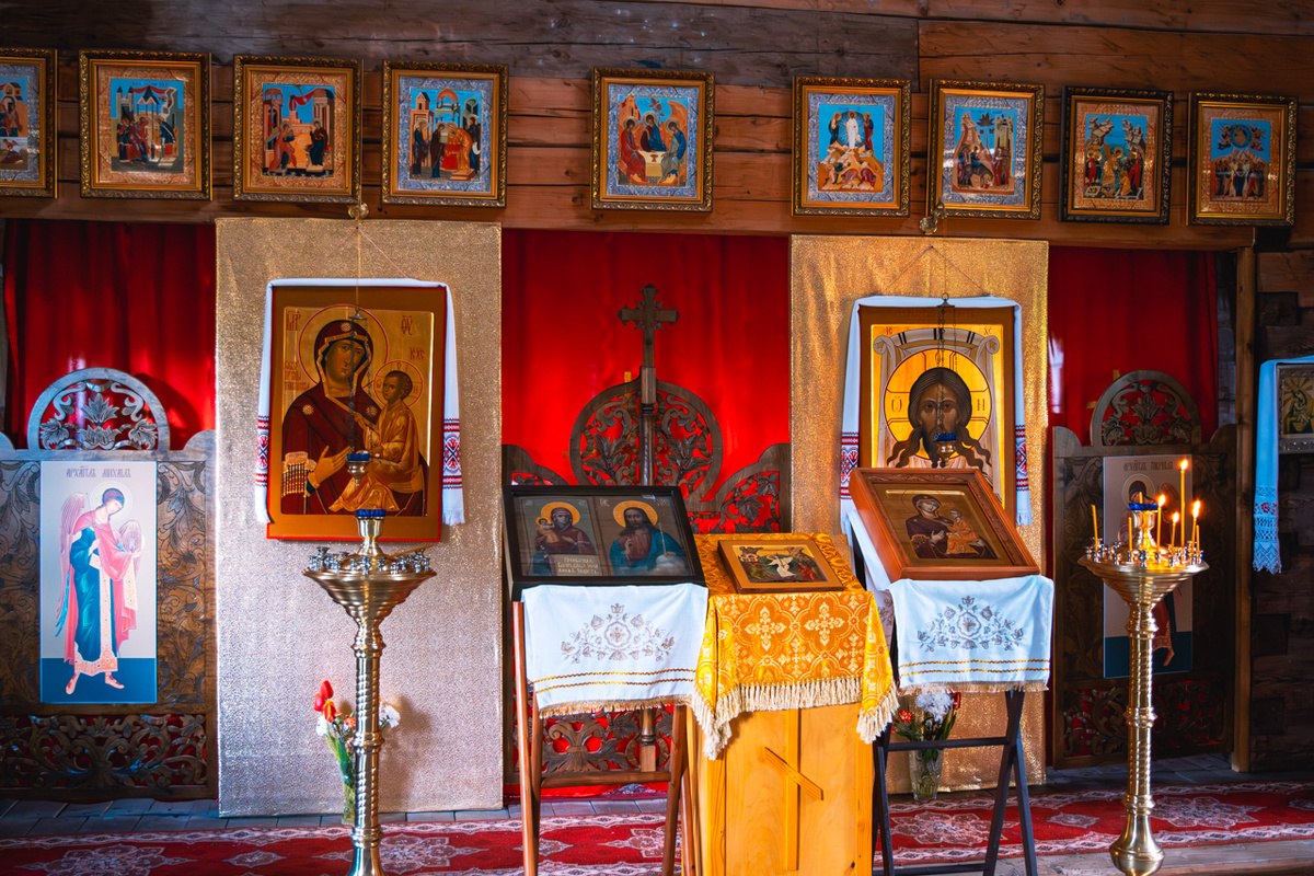 Иконостас в храме Тихвинской иконы Божьей Матери