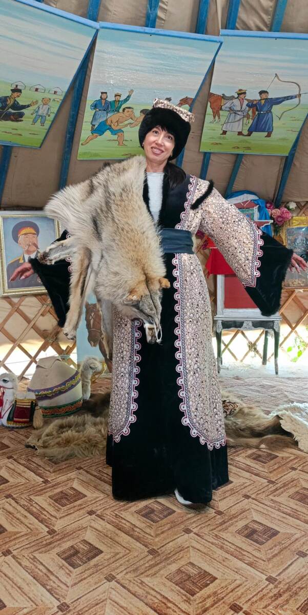 Вот в такую национальную одежду вас оденут. Неплохо!