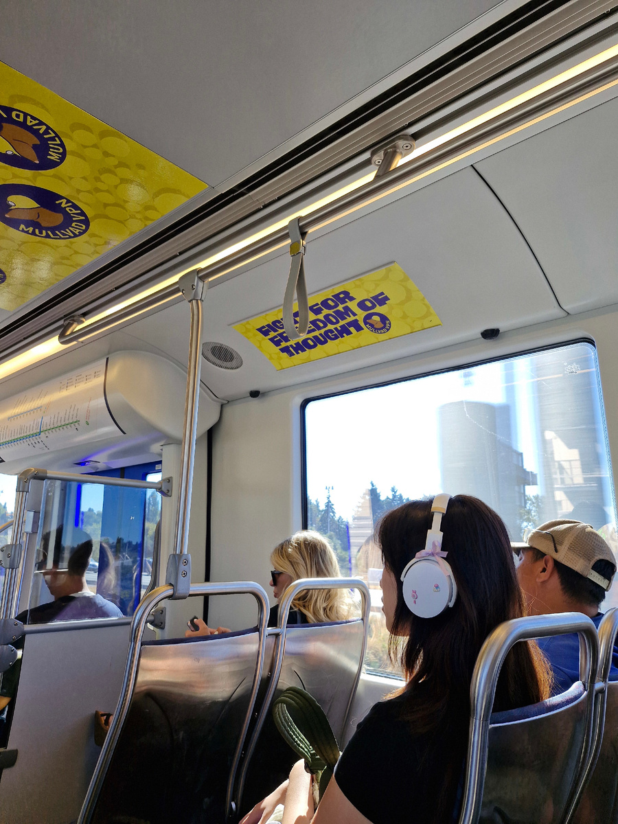 Реклама ВПН в общественном транспорте США: "Борись за свободу думать"