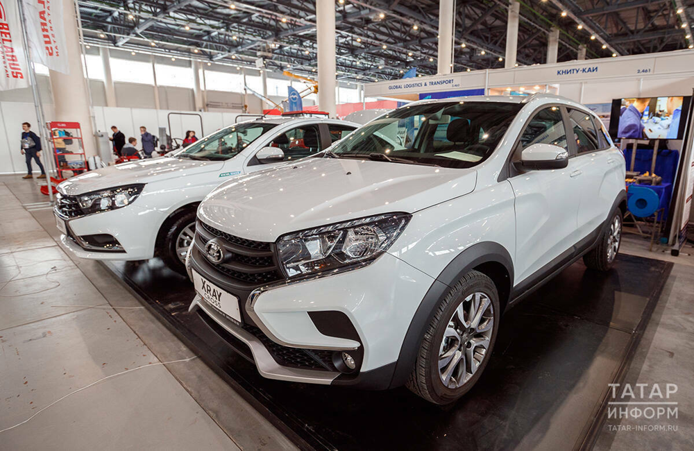 На фото: отечественные авто на выставке. С новыми ставками утильсбора даже продукция АвтоВАЗа может подорожать, хотя власти уверяют, что бюджетные машины до 160 л.с. останутся доступны. Однако любая попытка купить что-то мощнее обернётся ещё большими тратами для россиян.