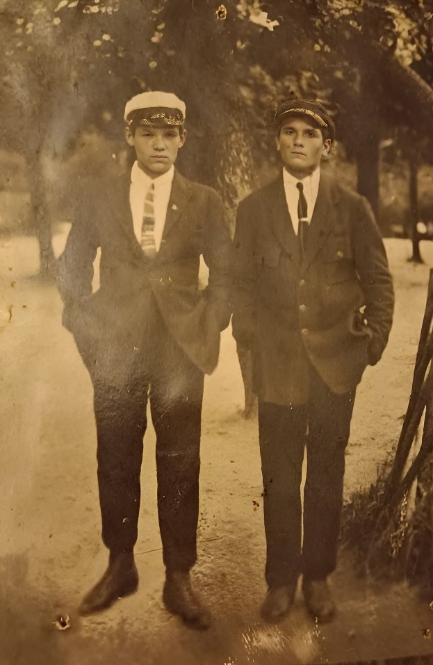 Мой 20-летний дед с другом, 1927 год.