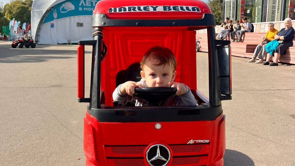 🚛 Даня за рулём красной фуры, Луна на подстраховке 🐶 — вместе покоряют День города в Зеленограде