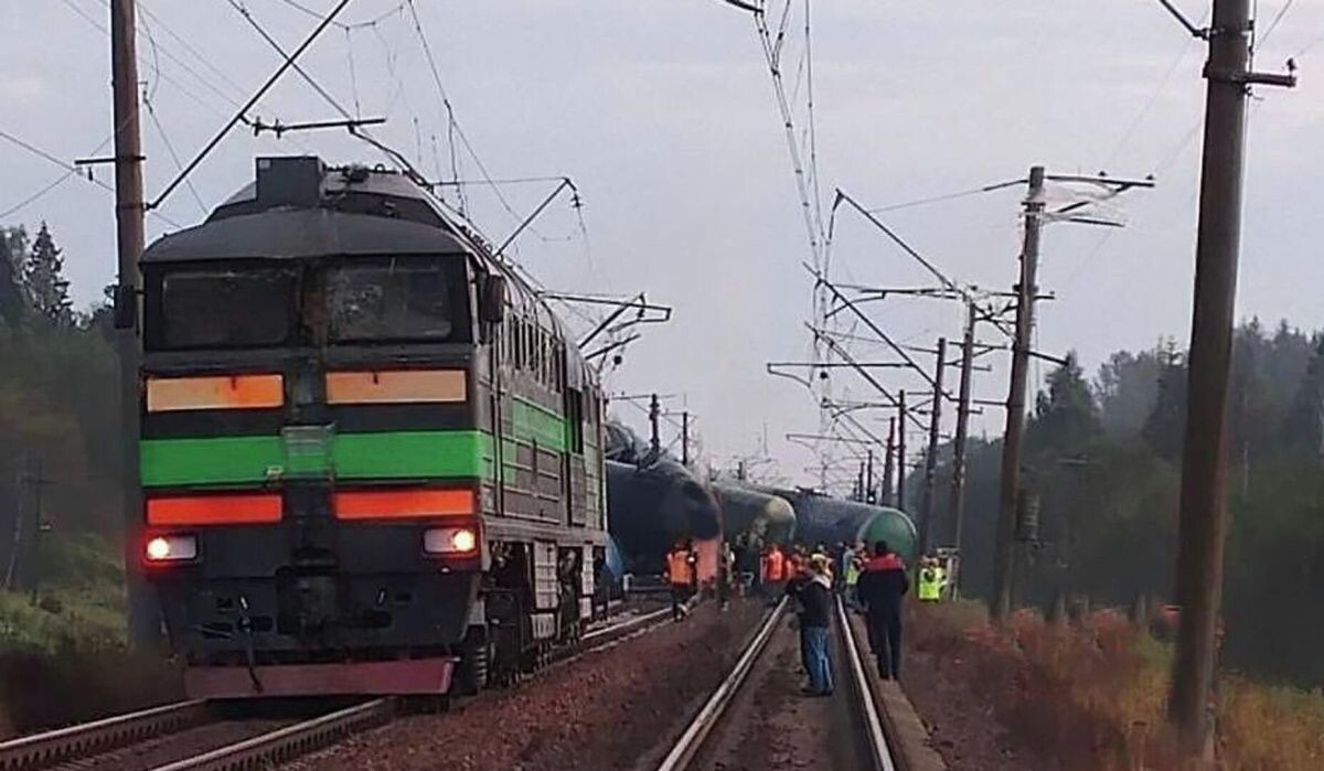     На месте схода грузового стостава с порожними цистернами в Ленинградской области Источник: ria.ru Автор фото: Соцсети