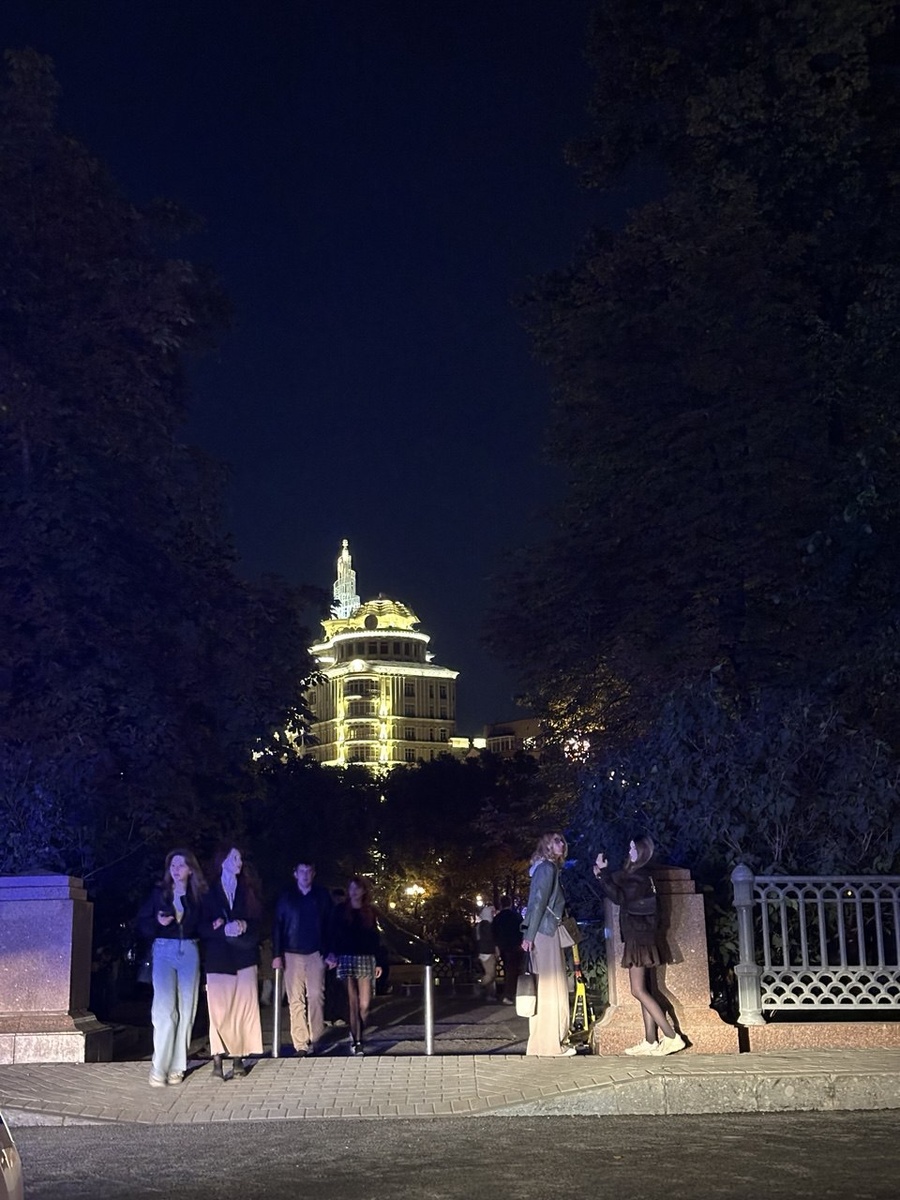 От пруда медленно идут современные обитатели Патриарших.