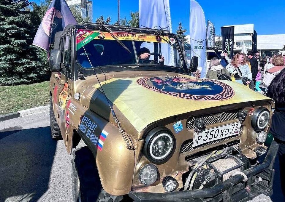    На Соборной в Ульяновске открыли выставку УАЗа. ФОТО: тг-канал УАЗ Сегодня