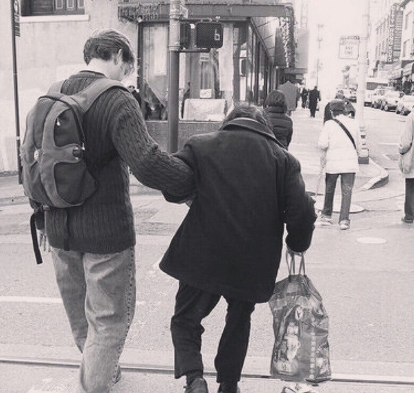 Молодо человек проводит незнакомого старика