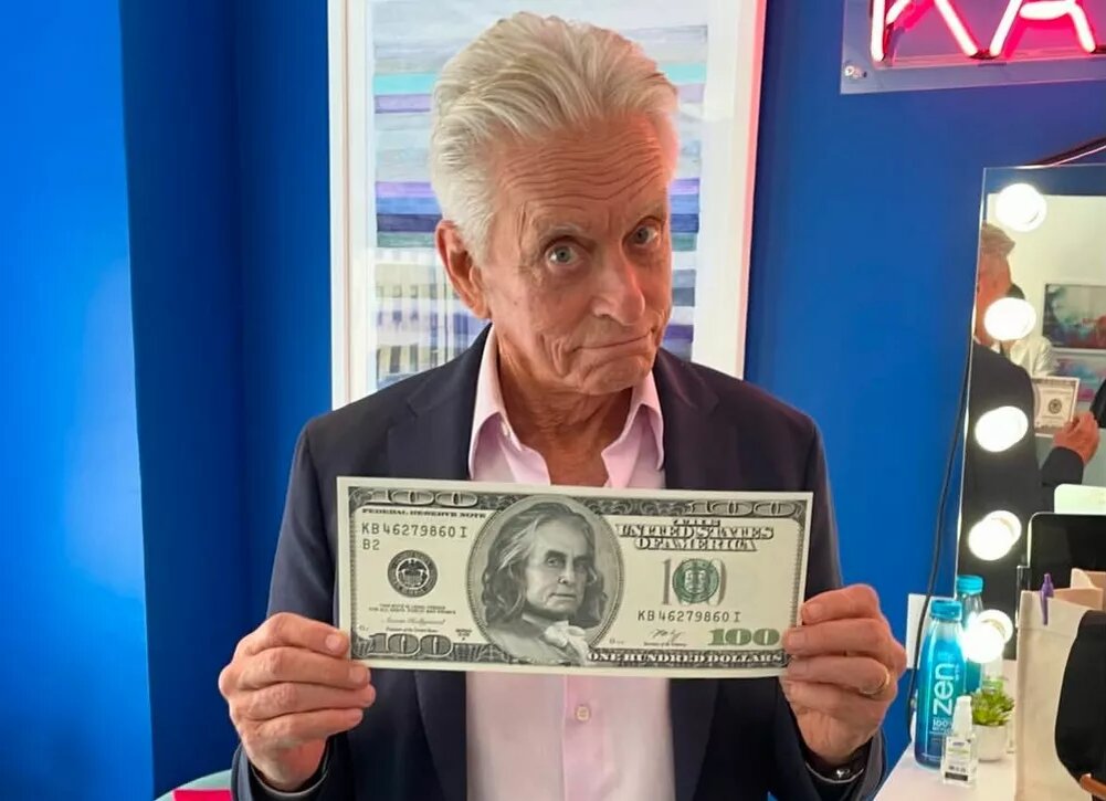    Майкл Дуглас вспомнил, как познакомился с Дрю Бэрримор — она работала официанткой