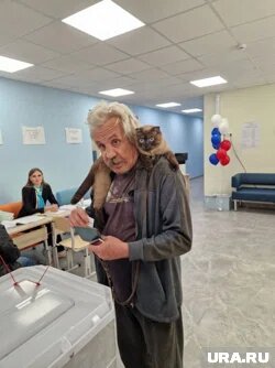 Избиратель в Свердловской области пришел на выборы вместе с котом
Фото: telegram-канала Центра общественного наблюдения Свердловской области / t.me/tzon2020/1445