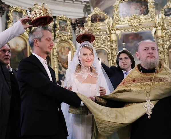 Кстати, 13 сентября 2019 года супруги не только официально мужем и женой, но и скрепили союз перед лицом церкви – в тот же день пара обвенчалась в храме Большого Вознесения.